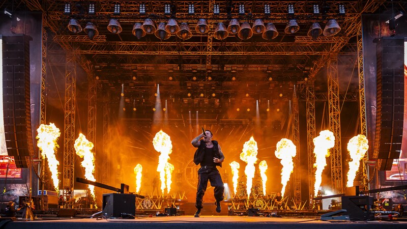 Längst bei den ganz Großen im Metal angelangt: Parkway Drive verschieben auch in puncto Pyrotechnik Grenzen. (Bild: Andreas Graf)