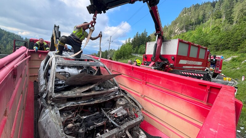 A kiégett autót a baleset helyszínéről az elektromos járművek karanténkonténerével távolították el. (Bild: FF Hermagor)