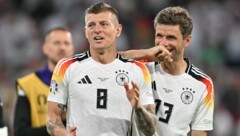 Zwei Weltmeister, die heuer auch Europameister werden wollen: Toni Kroos und Thomas Müller. (Bild: AFP)