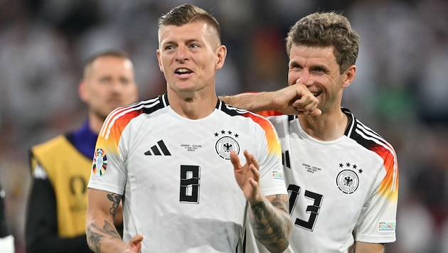 Zwei Weltmeister, die heuer auch Europameister werden wollen: Toni Kroos und Thomas Müller. (Bild: AFP)