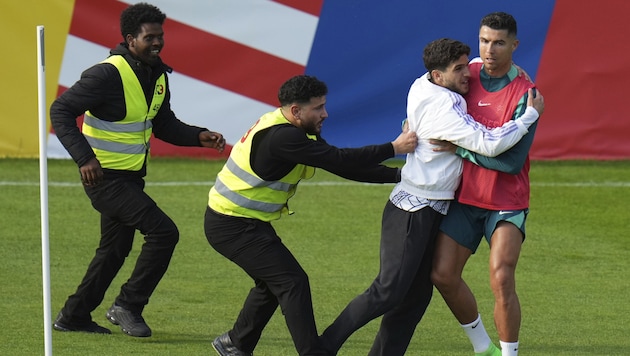 Streaker invasion in Gütersloh (Bild: Action Press)