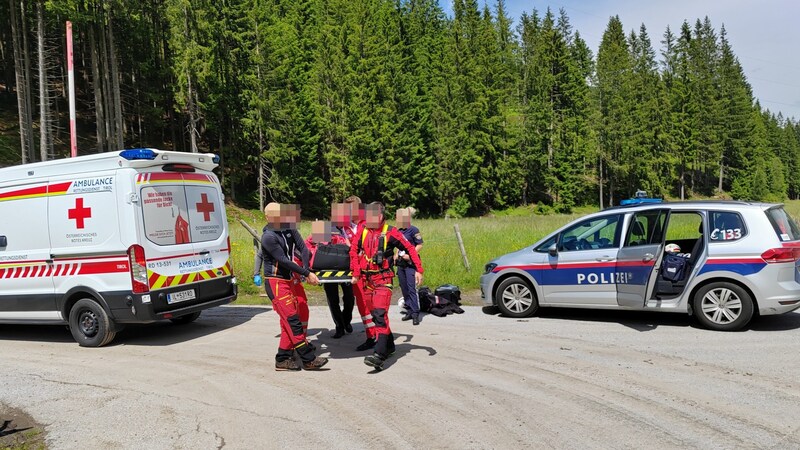 Der verletzte 71-Jährige wurde per Heli ins Spital geflogen. (Bild: ZOOM Tirol/Krone KREATIV)