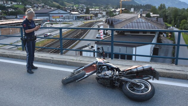 On the Zillerbrücke bridge in Stumm, a 29-year-old crashed into the bridge railing in the evening. (Bild: ZOOM Tirol/Krone KREATIV)