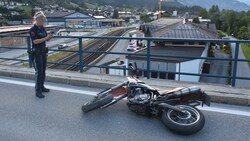 Auf der Zillerbrücke in Stumm krachte ein 29-Jähriger am Abend in das Brückengeländer. (Bild: ZOOM Tirol/Krone KREATIV)