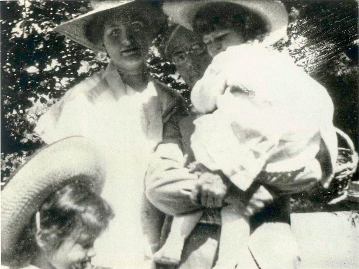 Gustav and Alma with daughters in Maiernigg