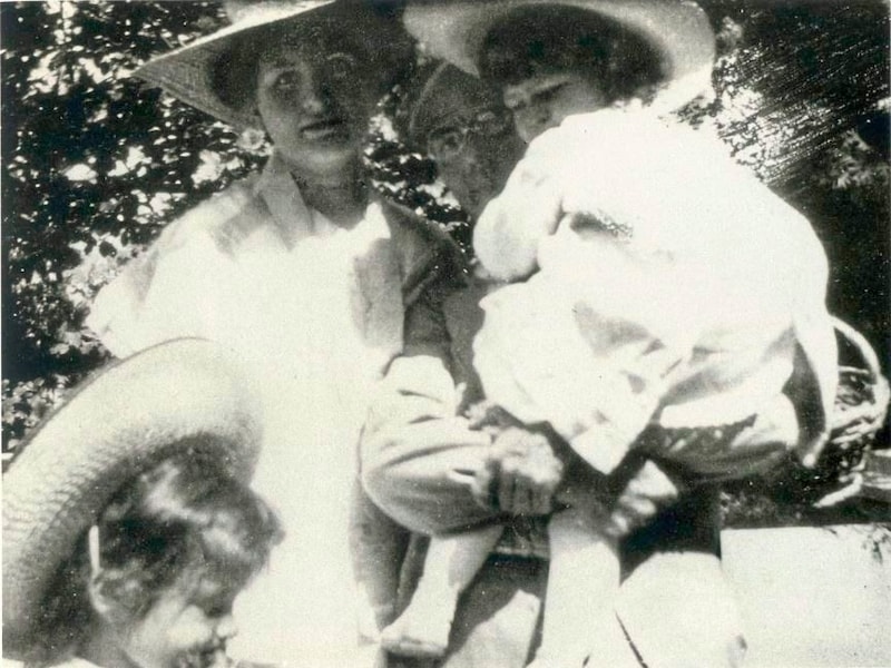 Gustav und Alma mit Töchtern in Maiernigg (Bild: mahlerfoundation)