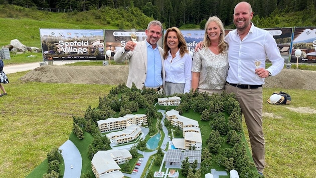 Projektpartner Sebastiaan und Simone Tesink (re.) und Geschäftsführer Loek und Sabine Beuker (li.) und Partnerinnen luden Freunde, Geschäftspartner und Gemeindevertreter zur Projektpräsentation nach Seefeld: Das Businessmodell sei seit 2018 mit dem Land Tirol abgestimmt worden. (Bild: Neuner Philipp)