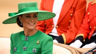 Rund zweieinhalb Monate nach Bekanntgabe ihrer Krebserkrankung will Prinzessin Kate wieder öffentliche Termine wahrnehmen. (Bild: APA/AFP/Daniel LEAL)