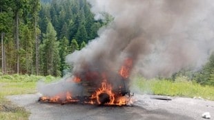 Das Fahrzeug stand beim Eintreffen der Einsatzkräfte bereits in Vollbrand.