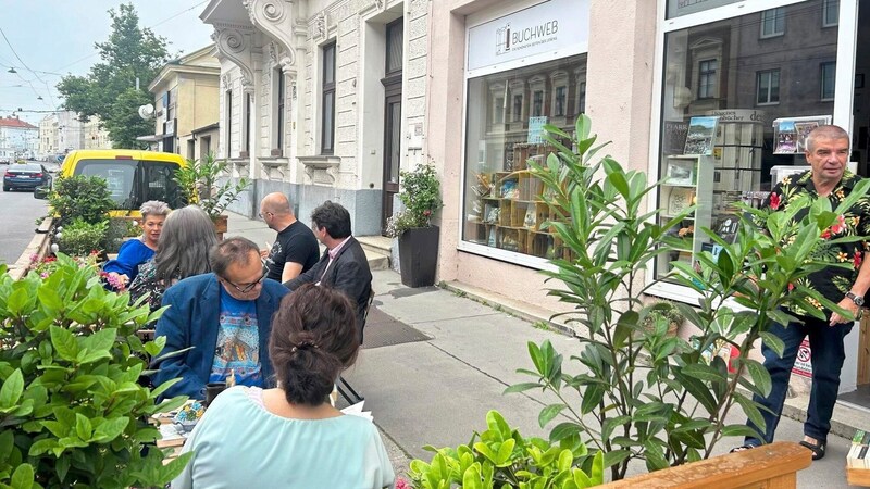 The bookshop also has a small pub garden. (Bild: Edith Müller-Kowalski)