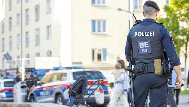 Ein Polizist beobachtet die Szene am Reumannplatz in Favoriten