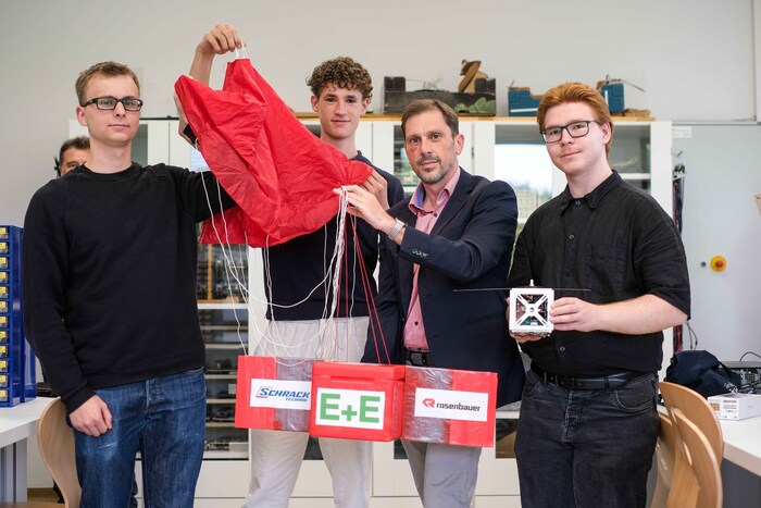 von links: Jakob Schaumberger, Frederick Wögerbauer, Betreuungsprofessor Matthias Kurz und ...