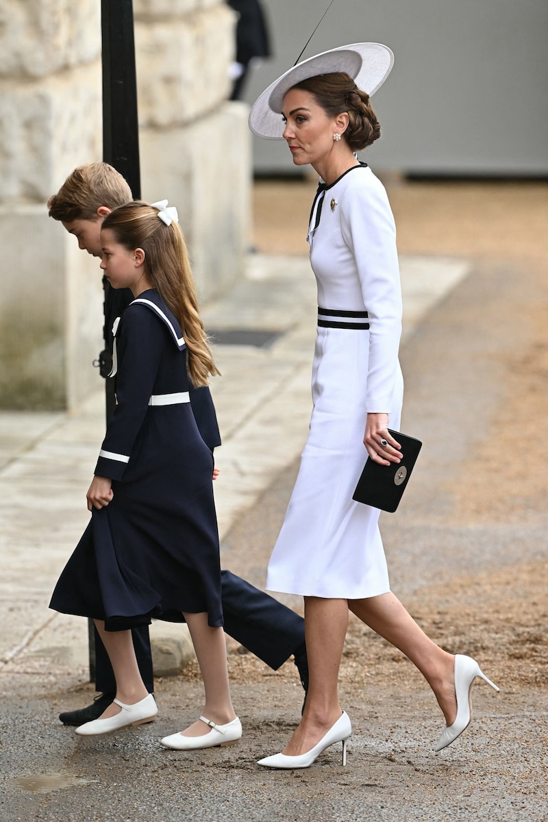 Prinzessin Kate mit Prinzessin Charlotte und Prinz George nach ihrer Ankunft bei der Horse Guards Parade (Bild: APA/JUSTIN TALLIS / AFP)