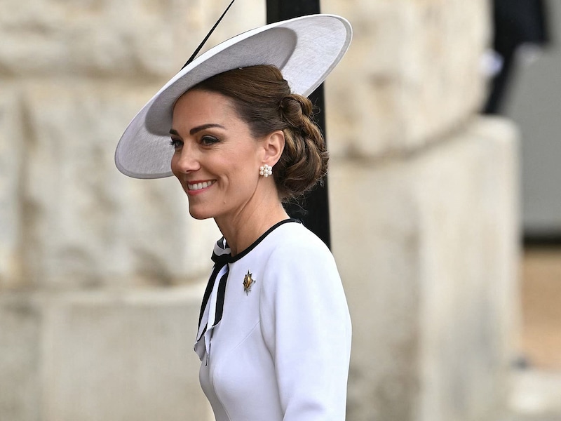 Kate hercegnő a júniusi "Trooping The Colour" parádén - első és egyetlen nyilvános szereplése januári súlyos műtétje óta. (Bild: APA/AFP/JUSTIN TALLIS)