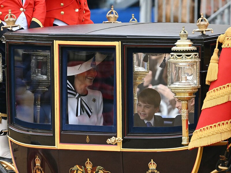 Prinzessin Kate mit dem lachenden Prinz Louis und der ebenfalls lachenden Prinzessin Charlotte (Bild: APA/JUSTIN TALLIS / AFP)