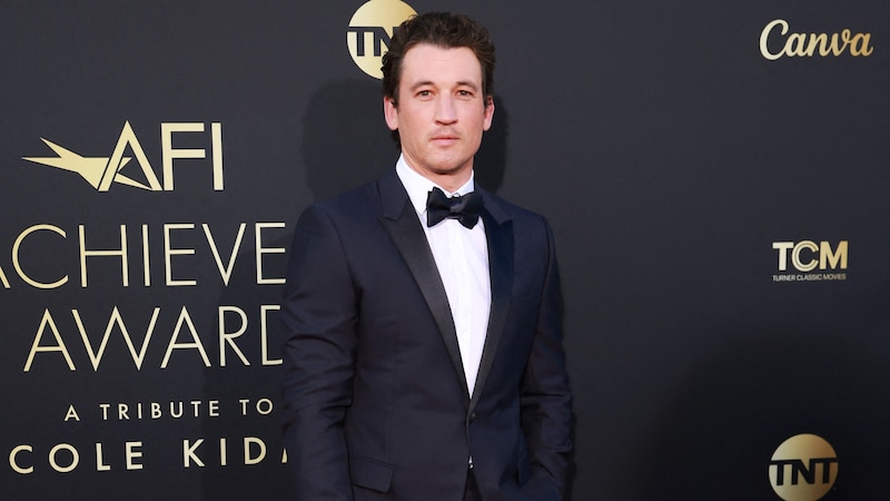 Miles Teller Yaşam Boyu Başarı Ödülü Galasında (Bild: APA/AFP/ Getty Images/ Matt Winkelmeyer)