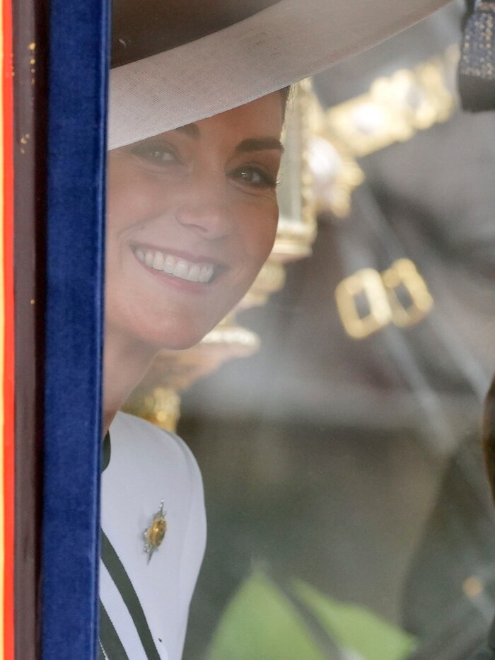 Prinzessin Kate lächelt aus der Kutsche.