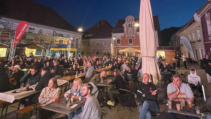 Die meisten Fans blieben bis zum Schlusspfiff des Eröffnungsspiels