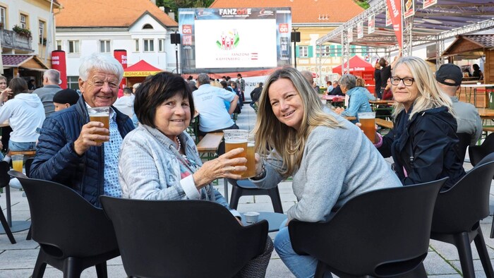 Viele Fans ließen sich das gestrige Eröffnungsspiel nicht entgehen und den Gerstensaft ...