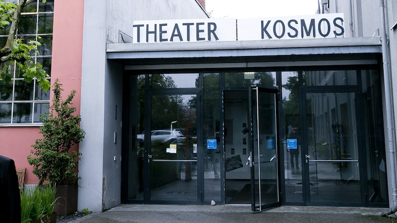 Robert Schneider met Hubert Dragaschnig at the Theater Kosmos in the Bregenz Vorkloster. (Bild: Mathis Fotografie)