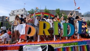 Im Juni feiert sich die „LGBTQIA+“-Community selbst. Am Arbeitsplatz hingegen müssen viele ihre sexuelle Orientierung nach wie vor verstecken. (Bild: AP ( via APA) Austria Presse Agentur/Manuel Balce Ceneta)