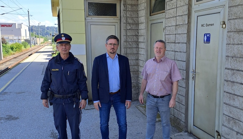 Scherscher (Mitte) wünscht sich eine Videoüberwachung am Bahnhof Greinsfurth. Die Gespräche dazu laufen. (Bild: Stadt Amstetten)