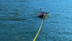 Die Wasserretter bargen das Fischerboot. (Bild: Wasserrettung LV Salzburg)