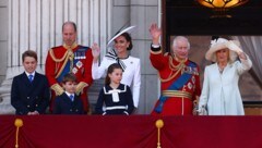 König Charles und Königin Camilla winken mit Prinz William, Prinzessin Kate, deren Kindern George, Louis und Charlotte sowie Herzogin Sophie und Prinz Edward von Balkon des Buckingham-Palastes.  (Bild: APA/AFP/HENRY NICHOLLS)