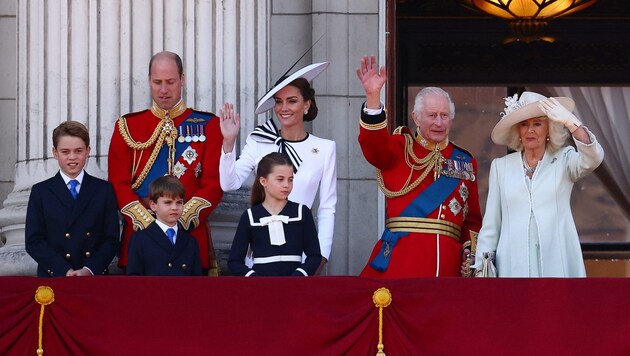 King Charles and Queen Camilla wave from the balcony of Buckingham Palace with Prince William, Princess Kate, their children George, Louis and Charlotte, and Duchess Sophie and Prince Edward. (Bild: APA/AFP/HENRY NICHOLLS)