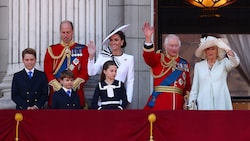 König Charles und Königin Camilla winken mit Prinz William, Prinzessin Kate, deren Kindern George, Louis und Charlotte sowie Herzogin Sophie und Prinz Edward von Balkon des Buckingham-Palastes.  (Bild: APA/AFP/HENRY NICHOLLS)