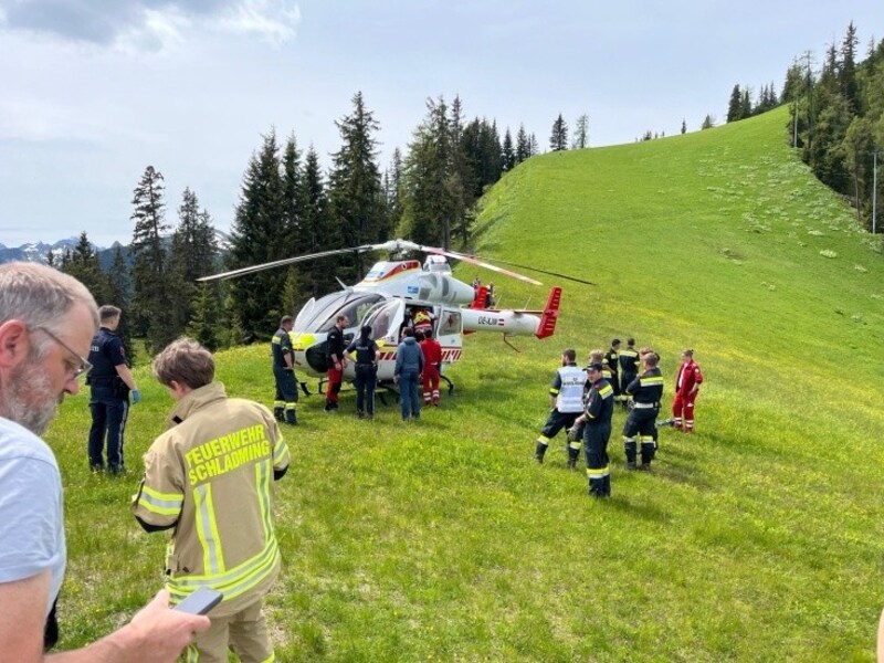 DIe Rettung, die Polizei und die Feuerwehr waren im Einsatz. (Bild: FF Schladming)