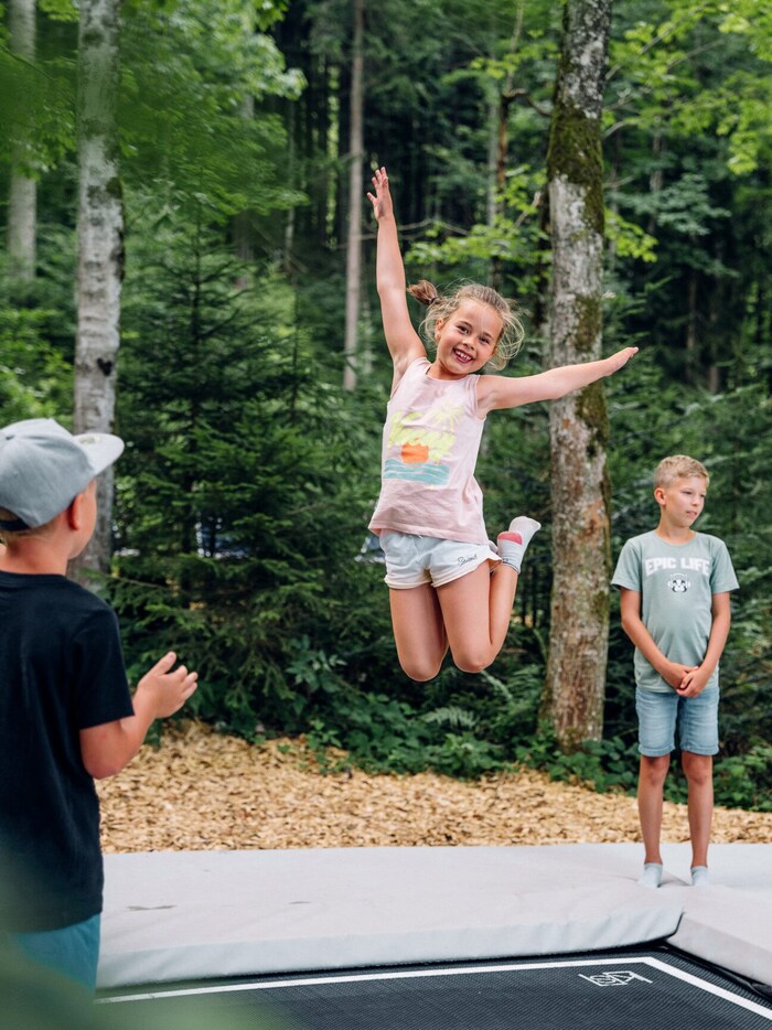 Trampolin-Spaß gibt es in der Halle, aber auch im Waldgelände.