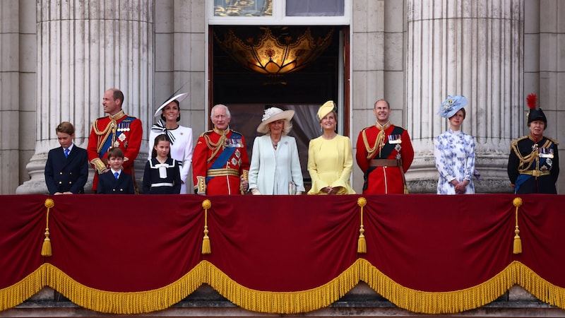 Prinz George, Prinz Louis, Prinzessin Charlotte, König Charles, Königin Camilla, Herzogin Sophie, Prinz Edward, Lady Louise Windsor, Prinzessin Anne sowie Prinz William und Prinzessin Kate am Balkon des Buckingham-Palastes. (Bild: APA/AFP/HENRY NICHOLLS)