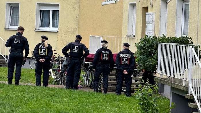 Polizisten und Polizistinnen am Tatort in Wolmirstedt