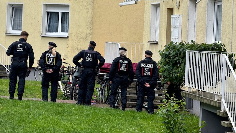 Polizisten und Polizistinnen am Tatort in Wolmirstedt (Bild: picturedesk.com/Thomas Schulz/dpa)