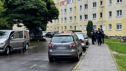 Polizisten vor dem Plattenbau in Wolmirstedt (Bild: picturedesk.com/Thomas Schulz/dpa)