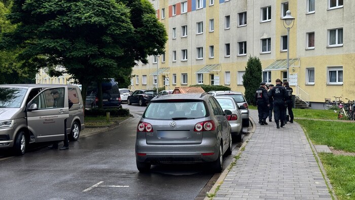 Polizisten vor dem Plattenbau in Wolmirstedt