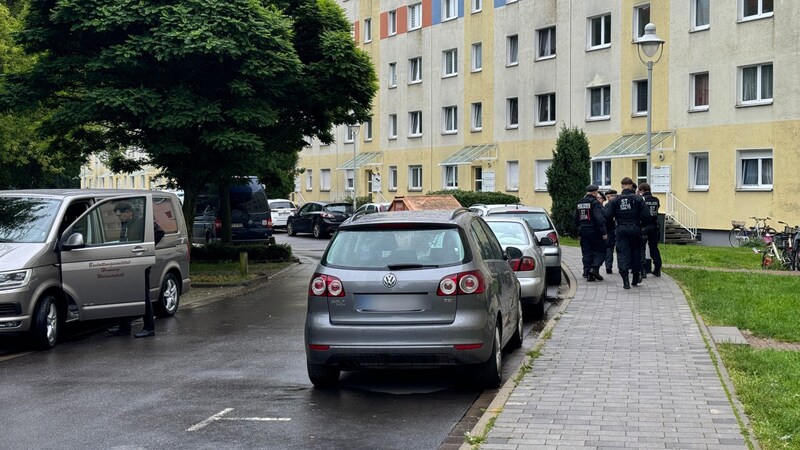 Polizisten vor dem Plattenbau in Wolmirstedt (Bild: picturedesk.com/Thomas Schulz/dpa)