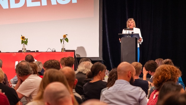 Claudia Klimt-Weithaler was unanimously elected as the top candidate (Bild: KPÖ Steiermark)