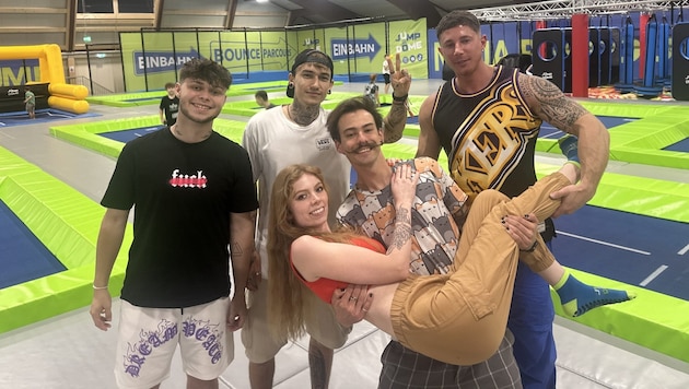 The influencers "mrbtr_" , Dominic Truppe, "jerryously" with fiancée Nadine and "okisebi" (from left to right) visited the Jump Dome in Klagenfurt. (Bild: Jennifer Kapellari)