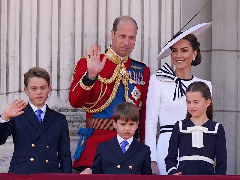 Prinz William und Prinzessin Kate mit den Kindern am Balkon des Buckingham-Palastes. (Bild: AP ( via APA) Austria Presse Agentur/Alberto Pezzali)
