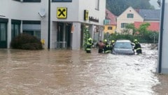 Günter Jantscher, Martin Hiebler, Mario Bresnig und David Roller retteten unter Einsatz ihres eigenen Lebens eine Frau aus ihrem Auto. Kurz darauf wurde der Wagen mitgerissen. (Bild: FFDF, Krone KREATIV)