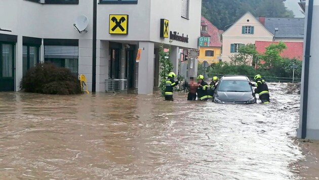 Günter Jantscher, Martin Hiebler, Mario Bresnig and David Roller risked their own lives to rescue a woman from her car. Shortly afterwards, the car was swept away. (Bild: FFDF, Krone KREATIV)