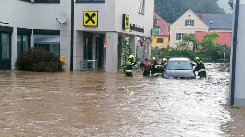 Günter Jantscher, Martin Hiebler, Mario Bresnig und David Roller retteten unter Einsatz ihres eigenen Lebens eine Frau aus ihrem Auto. Kurz darauf wurde der Wagen mitgerissen (Bild: FFDF, Krone KREATIV)