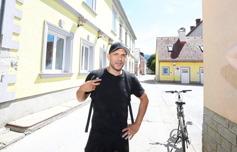 Nichts erinnert mehr an den dramatischen Moment, als Emanuel Stanojevic mit Helfern in dieser überfluteten Gasse ein Paar aus einem Auto rettete. (Bild: Jürgen Radspieler)