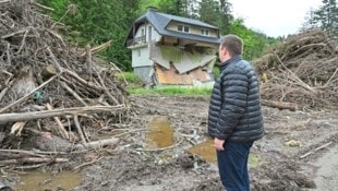 Völlig demoliert haben die Stürme des Vorjahres Prevalje in Slowenien – immer noch können viele Menschen nicht zurück in ihre Häuser. (Bild: Evelyn Hronek)
