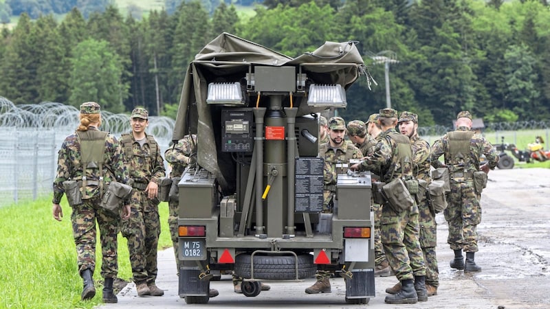 Das Militär und die Polizei riegelten den Konferenzort ab. (Bild: EPA/Urs Flüeler)