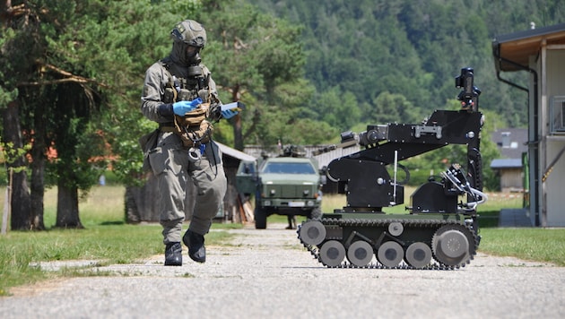 An NBC reconnaissance vehicle and the "bomb robot" (Bild: Martin Eiper, Bundesheer)