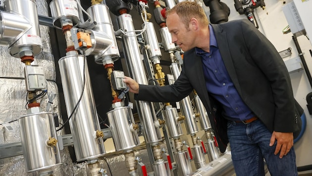 Hallwangs Ortschef Johannes Ebner im Keller der Volksschule. (Bild: Tschepp Markus)