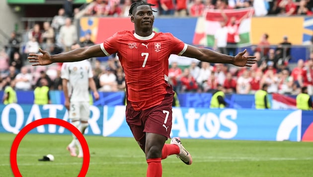 Breel Embolo lost a mysterious object. (Bild: APA/AFP/Angelos Tzortzinis)